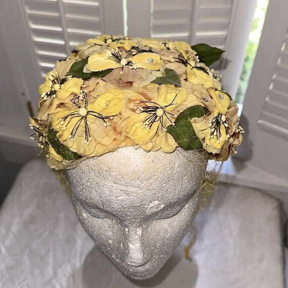 Vintage 50s/60s Yellow Floral Hat with netting that ties under chin - Picture 2 of 7